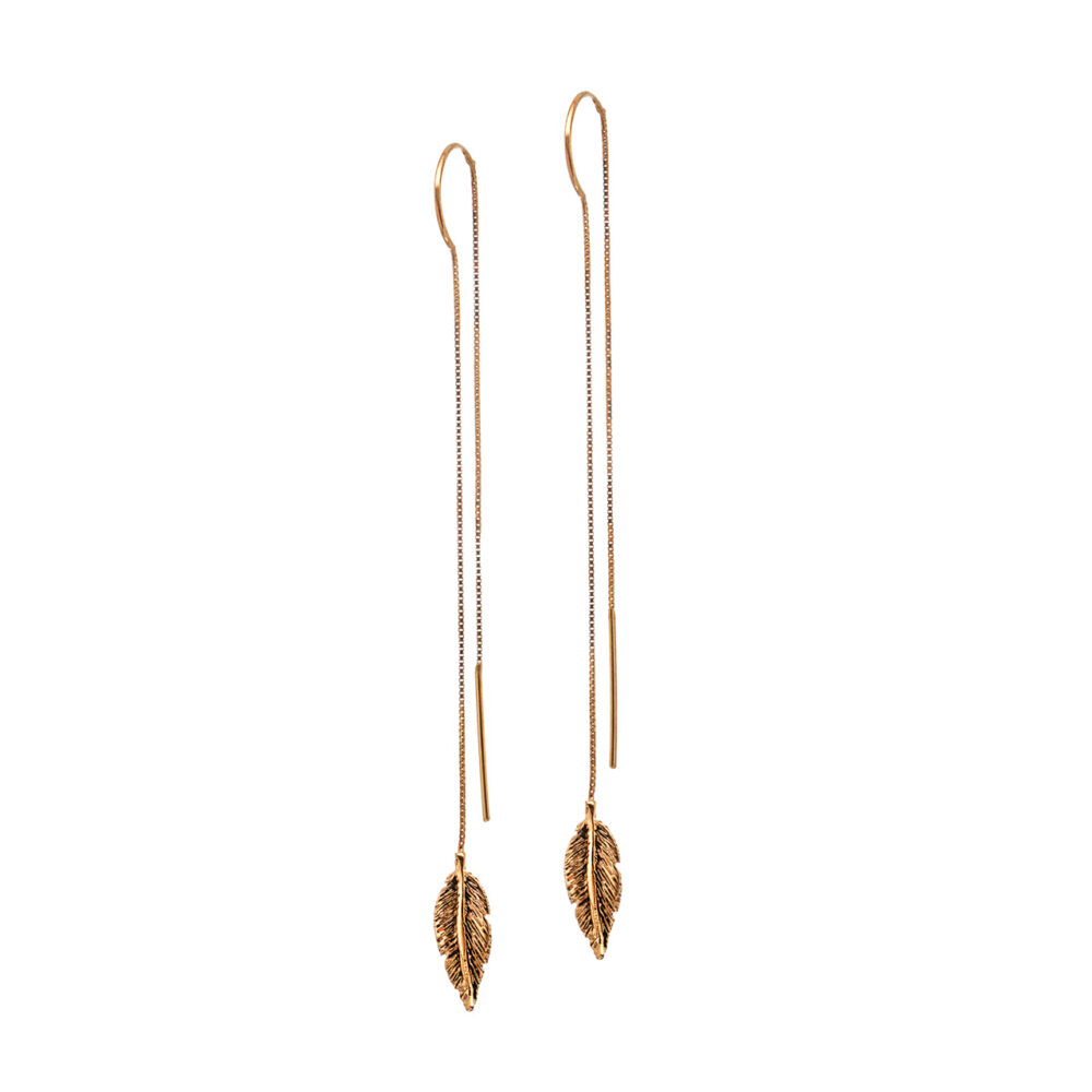 Long earrings with feathers in 925 gold-plated silver. Thais Bernardes Jewellery