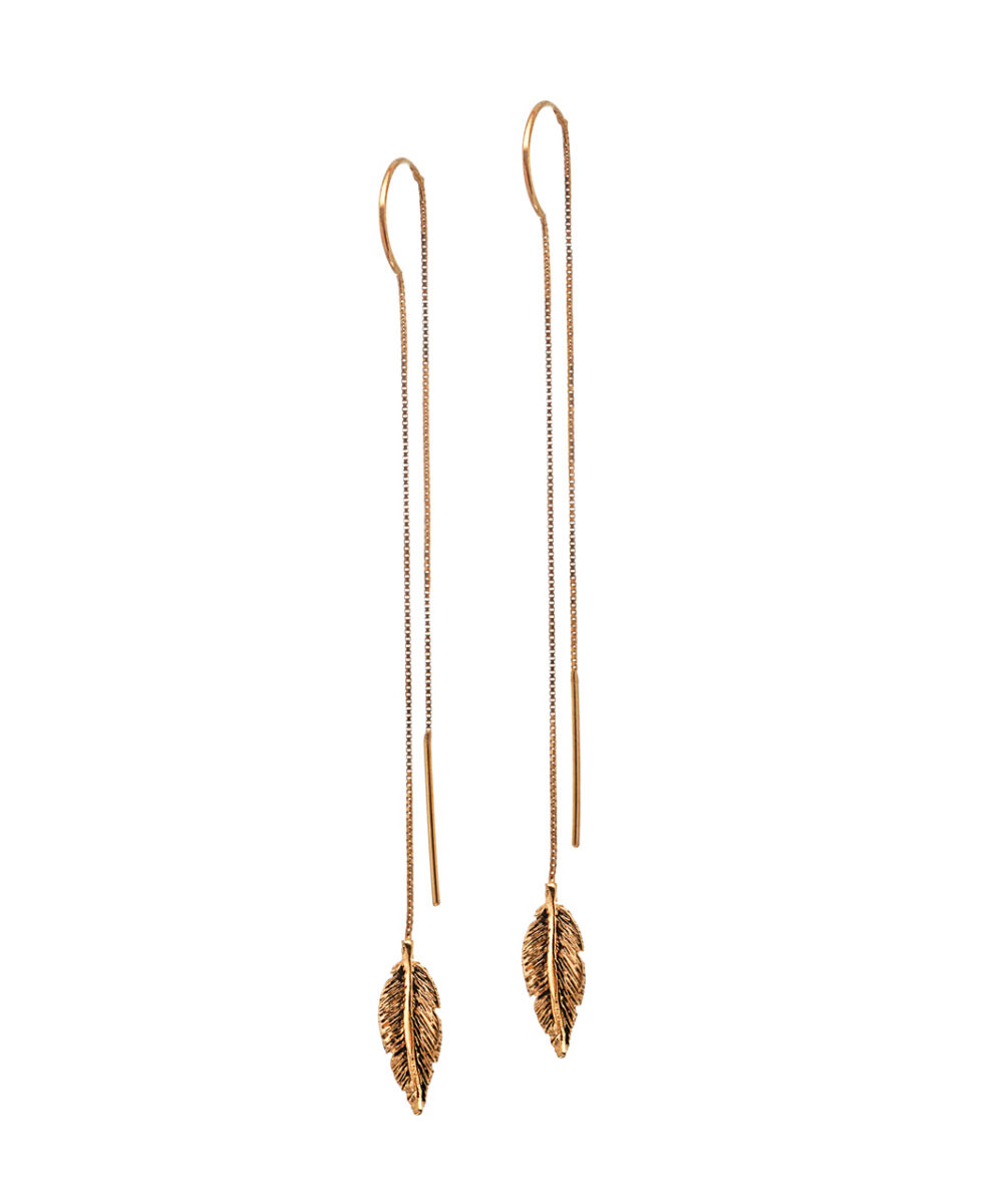 Long earrings with feathers in 925 gold-plated silver. Thais Bernardes Jewellery