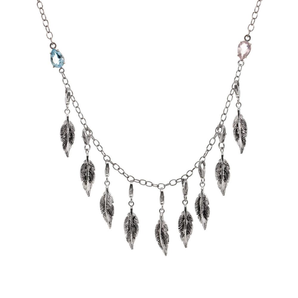 Collana lunga in argento 925 con charms piume e pietre naturali topazio azzurro e quarzo rosa. Thais Bernardes Gioielli