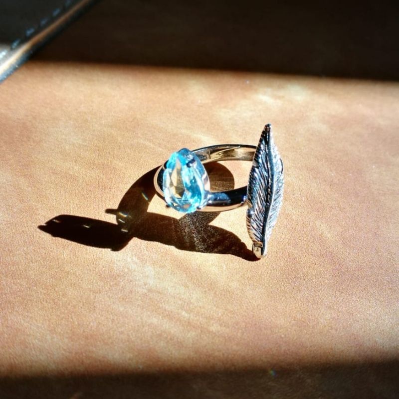anello piuma e pietra topazio azzurro in argento 925 Thais Bernardes Gioielli
