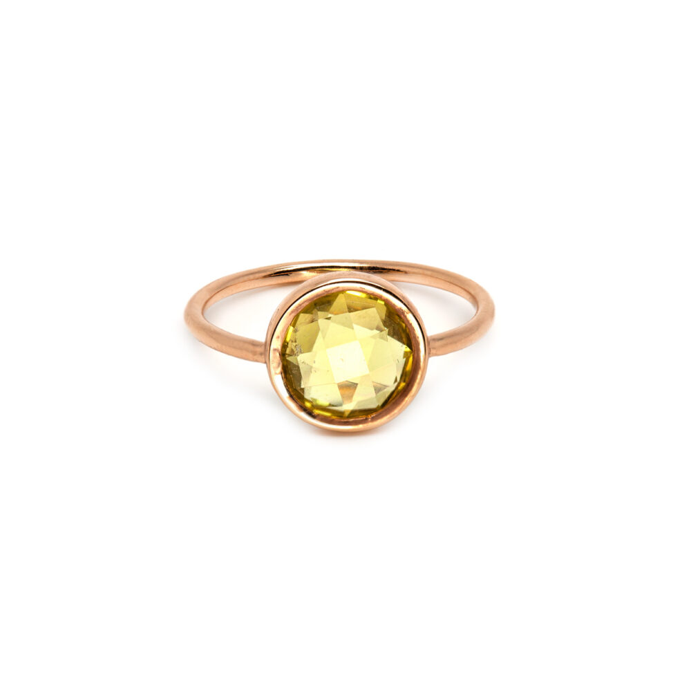 Ring aus vergoldetem 925er Silber und Zitronenquarz in Natursteinfarben. Thais Bernardes Schmuck