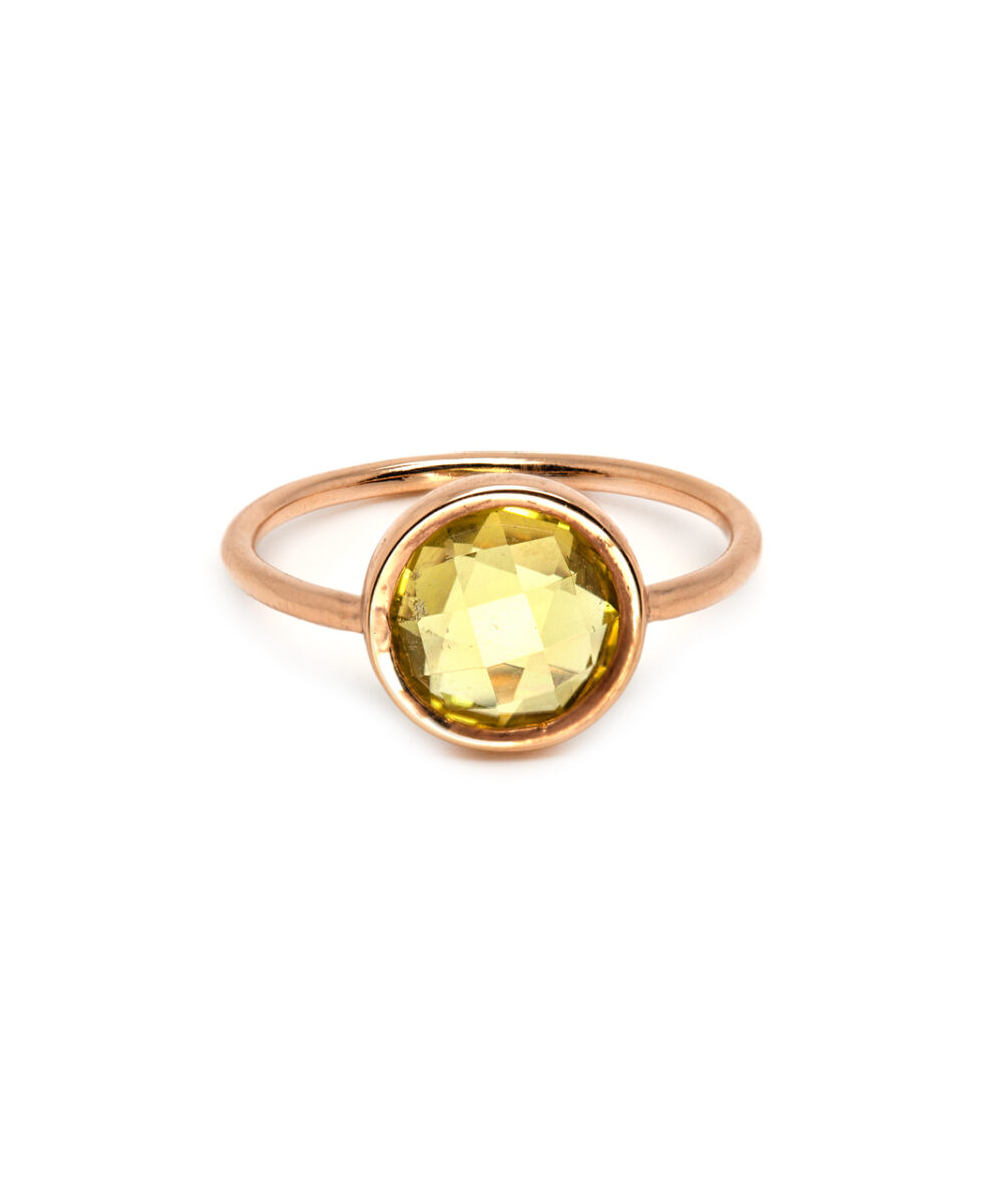 Ring aus vergoldetem 925er Silber und Zitronenquarz in Natursteinfarben. Thais Bernardes Schmuck