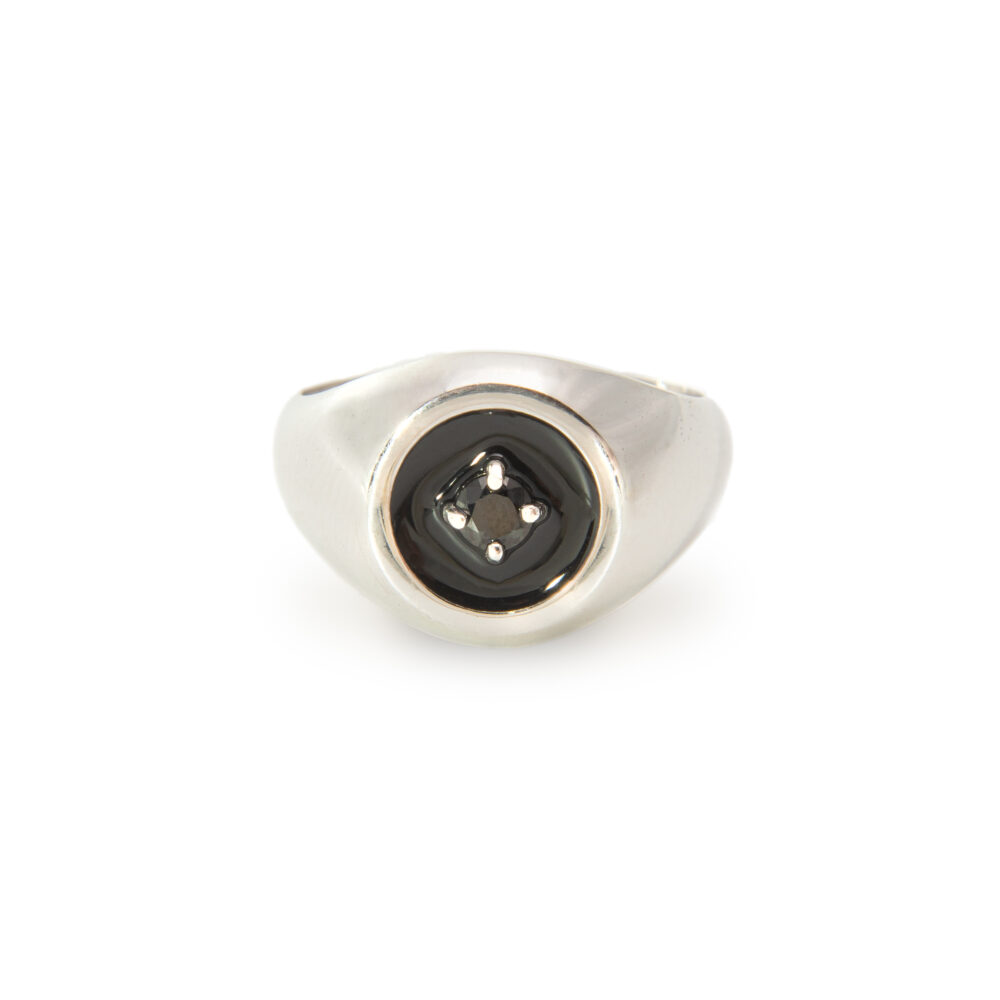 Mini chevalier ring in black enamelled 925 silver. Thais Bernardes jewellery