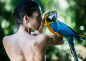 TROPISCH SCHICKER SCHMUCK THAIS BERNARDES