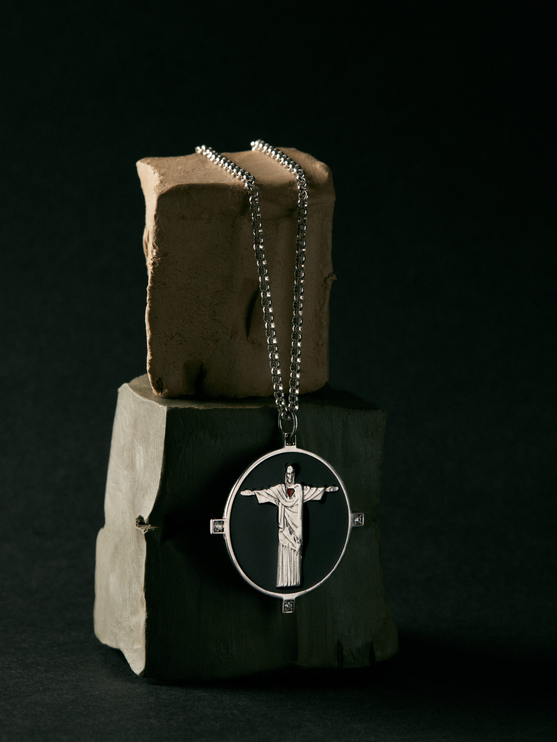 Collana Corcovado Nera – Simbolo di Protezione e Forza Interiore – Image 4